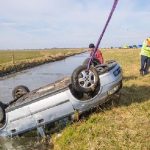 Omstander helpt vrouw uit ijskoude sloot