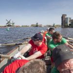 'Hattem Roeit' roeit zonovergoten wedstrijd op de Zaan