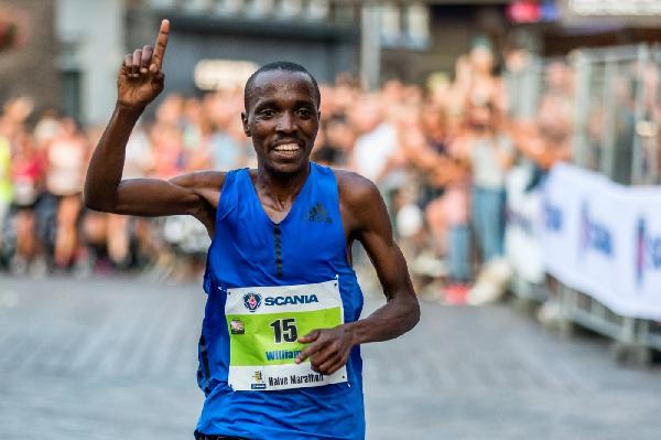 William Wanjiku en Fancy Chemutai winnen spannende Zwolse Halve Marathon