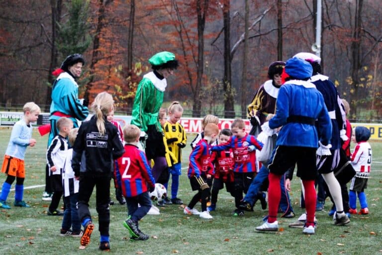 Pieten voetballen mee