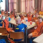 Hattemse jeugd kleurt Oranje