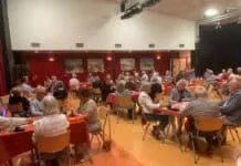 Bridgen terwijl de bal rolt