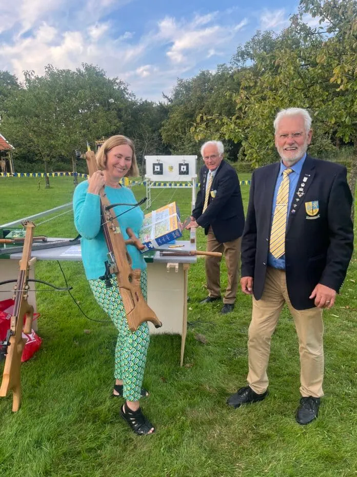 Winnares Esther Rikaart met schietmeester Henk de Graaf van het Annagilde
