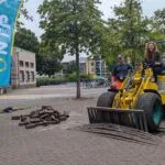 Eerste tegels gewipt voor groenere Veldhoeve