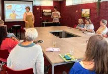 Basisschooljeugd naar theater tijdens kinderboekenweek