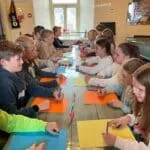 Kleurrijk Jezelf Zijn – Kinderen kijken tijdens de Poortlessen naar zichzelf