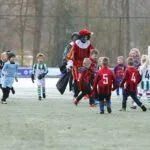 Pieten voetballen mee tijdens de Champions League