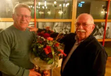 Bloemen voor Chris van Groningen voor zijn raadswerk