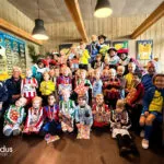 Prijsuitreiking Mini’s SV Hatto-Heim sluit af met voetbal tegen Pieten