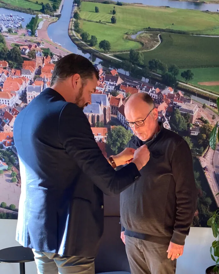 Harry Linde krijgt erespeld opgespeld