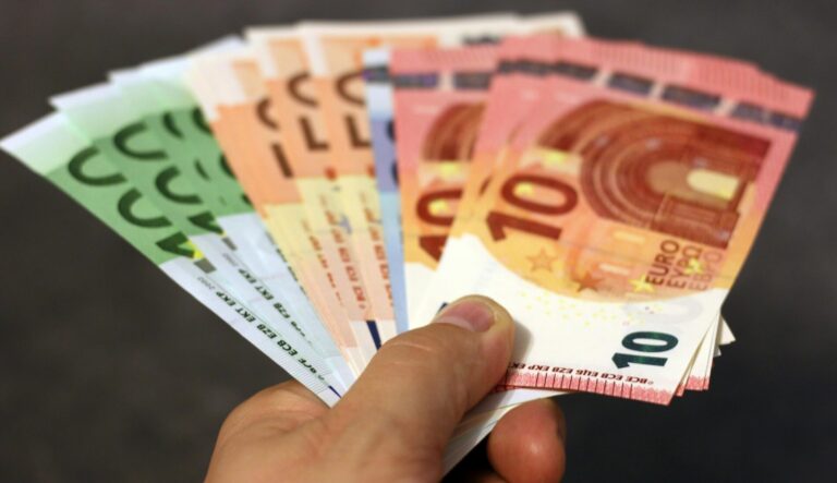 Slim lenen en sparen: maak bewuste financiële keuzes voor nu en later Slim lenen en sparen: maak bewuste financiële keuzes voor nu en later