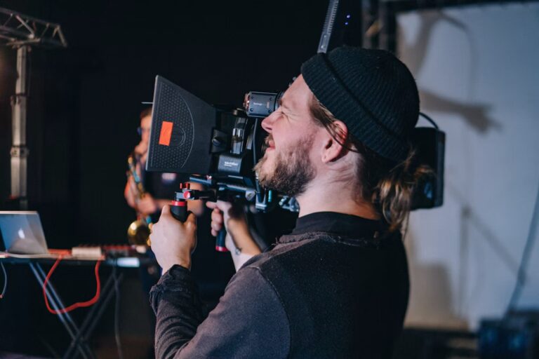 Hoe maak je een bedrijfsvideo? (3 goede voorbeelden) Hoe maak je een bedrijfsvideo? (3 goede voorbeelden)