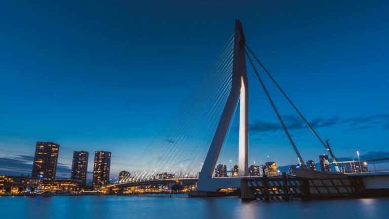 Ontdek de havenstad vanaf het water: Rotterdam havenrondvaart Ontdek de havenstad vanaf het water: Rotterdam havenrondvaart