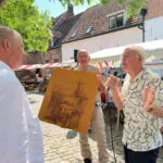 ‘Dat raampje hebben wij kapot geschoten’ De Oud-Hollandse Markt kan het eindelijk repareren