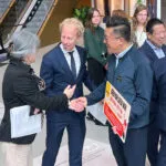 Petitie ‘Geen kok geen wok’ overhandigd aan vaste Kamercommissie