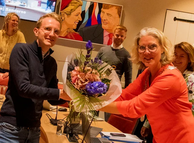 SaschaBrandt geïnstalleerd raadslid PvdA-GroenLinks Hattem Felicitatie met bloemen RGB