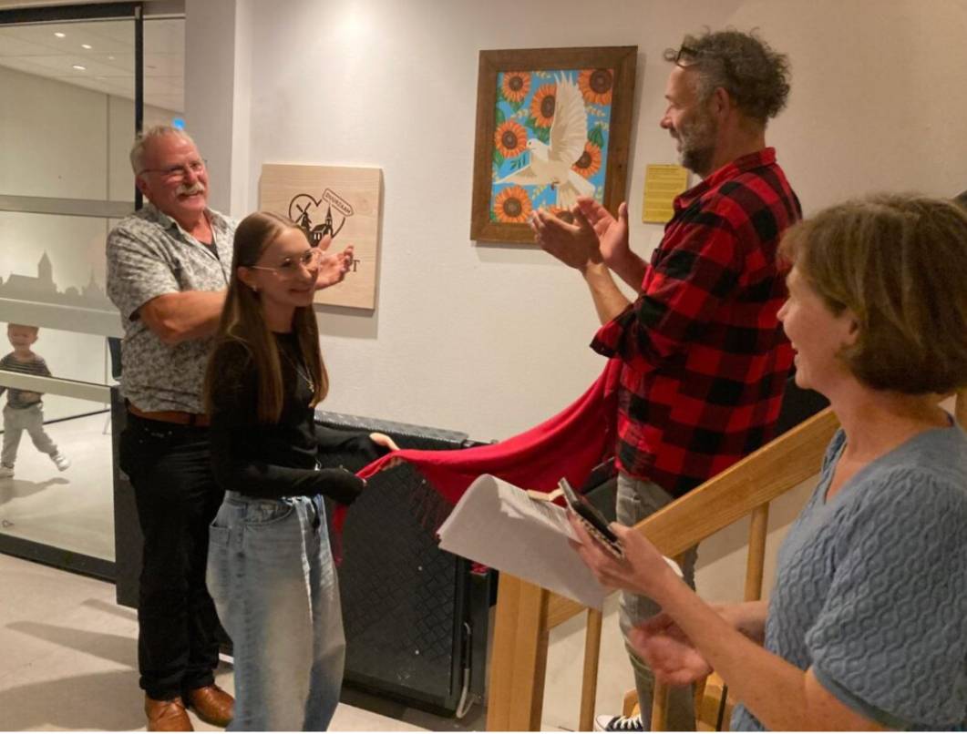 Kunstwerk ‘Stralend Vrede’ van Oekraïense kunstenares Violetta Mudrenko in Zalk onthuld