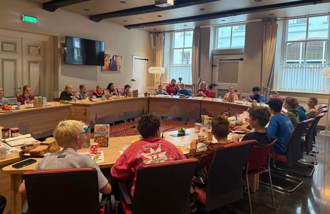 Groep 8 Jan Jaspersschool liet het zich goed smaken tijdens ontbijt met burgemeester
