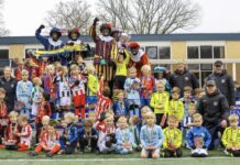 Mini’s sv Hatto-Heim voetballen tegen de Pieten