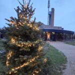 Wenskerstboom bij Buurtkerk De Open Poort: Lichtpuntjes in donkere tijden