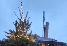 Wenskerstboom bij Buurtkerk De Open Poort: Lichtpuntjes in donkere tijden