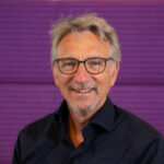 Topambtenaar Erik Pool signeert âErewoordâ in Bruna