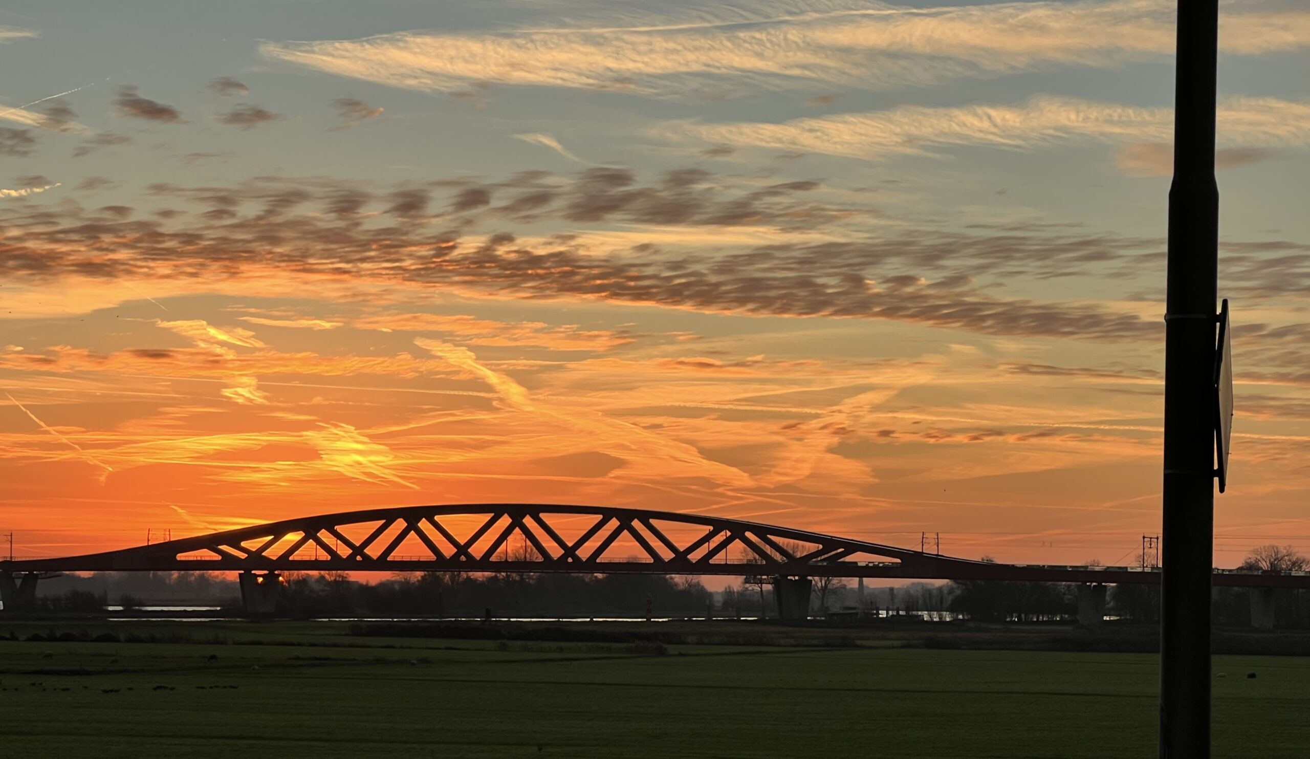 Juk wijst college op vijftig kapotte lampen op de Rode Brug