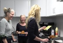 Burgemeester en wethouder koken mee in Maaltijd Project Hattem