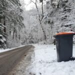 Nieuws in beeld – een verlaten afvalbak in een stille witte wereld