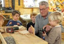 Mini’s Thomas, Tijs en Bastijn helpen trainer Haverkamp met vogelhuisjes