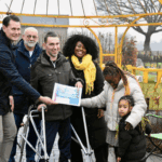 Medewerkers AkzoNobel Wapenveld doneren aan Belevingstuin Petralien