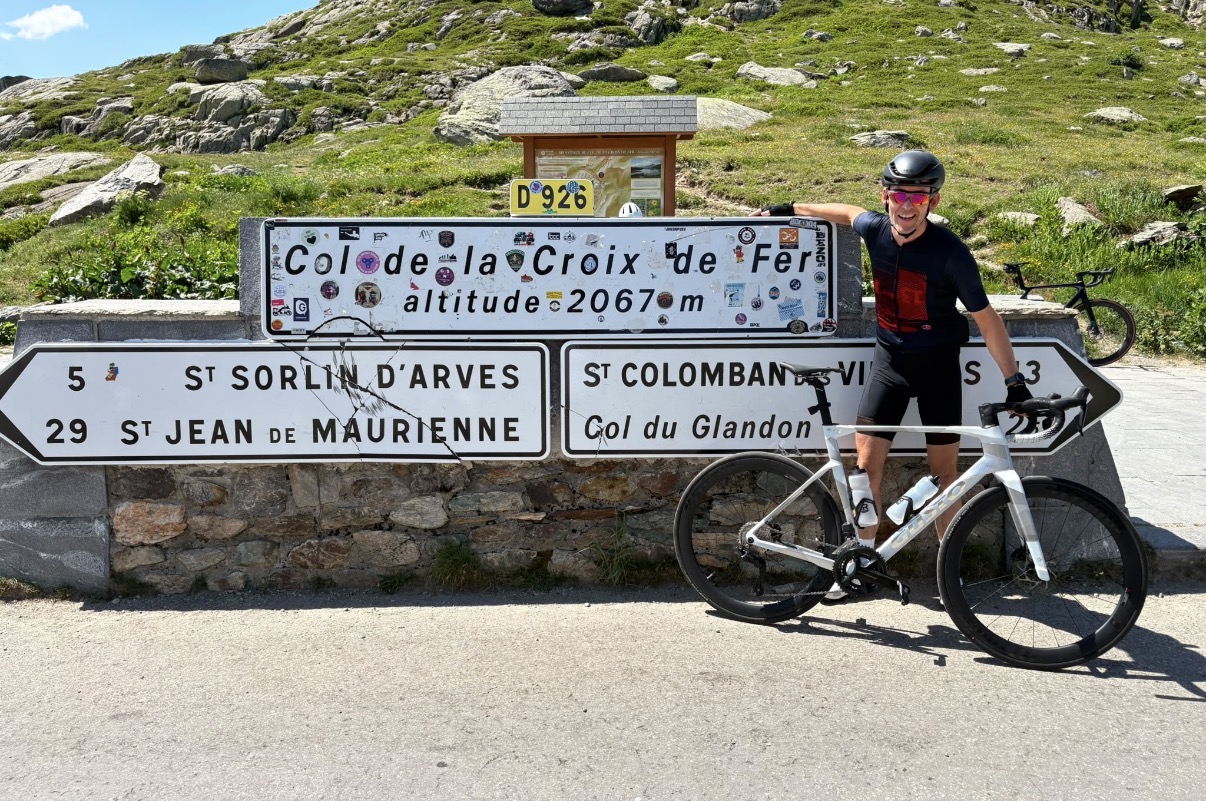 Herman Weelink start loodzware fietstocht en steunt Het Vergeten Kind
